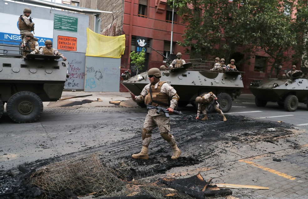 Militares patrulham ruas de Santiago neste domingo após forte onda de protestos que deixaram rastros de destruição em Santiago, no Chile — Foto: Ivan Alvarado/Reuters