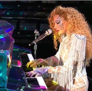 Lady Gaga aposta em uma máscara de cristal durante os AMA's   