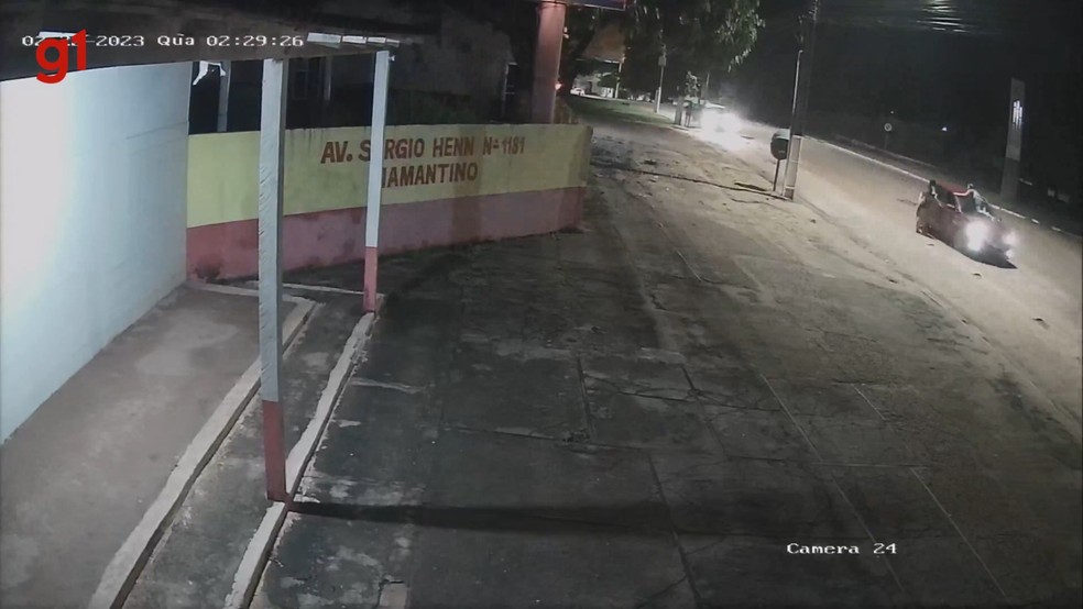 Líbia Tavares aparece sobre o capô e agarrada ao teto do carro dirigido por Jussara Nadiny — Foto: Reprodução