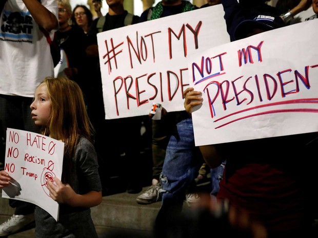 Menina participa de protesto com cartaz com a frase ‘Not my president’ (Não meu presidente) na noite de quinta-feira (10), na periferia de Los Angeles, na Califórnia, nos Estados Unidos (Foto: Patrick T. Fallon/ Reuters) Menina participa de protesto com cartaz com a frase ‘Not my president’ (Não meu presidente) na noite de quinta-feira (10), na periferia de Los Angeles, na Califórnia, nos Estados Unidos (Foto: Patrick T. Fallon/ Reuters)