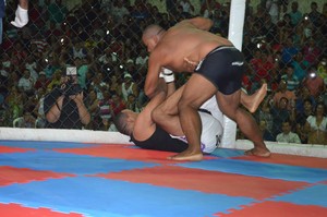 Negão da Borracharia enfrenta Daniel Souza no Cruzeiro Fight MMA (Foto: Francisco Rocha/G1)
