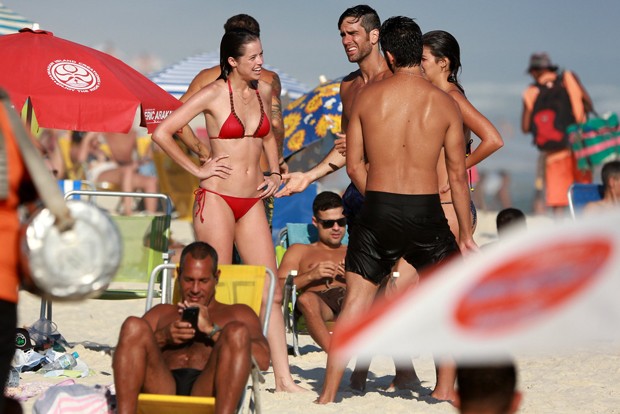 Agatha Moreira, Bruna Griphao, Marcos Pitombo, Rodrigo Simas e amigos curtem praia da Barra da Tijuca (Foto: AgNews)