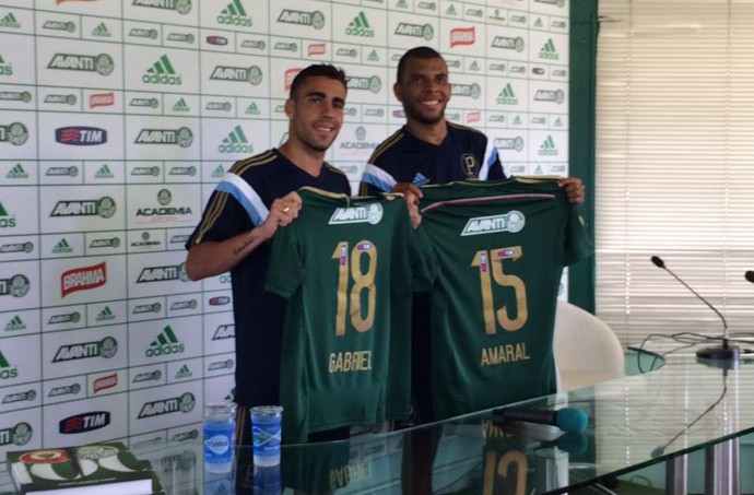 Gabriel e Amaral são apresentados no Palmeiras (Foto: Felipe Zito)