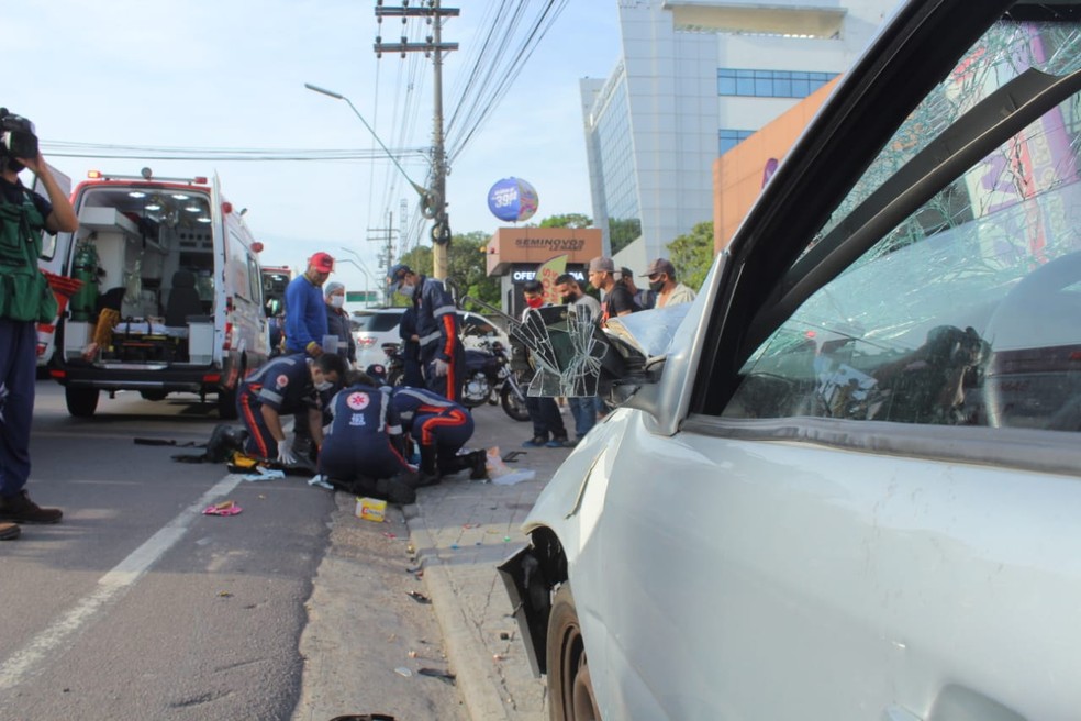 Carro invade parada de ônibus e deixa pessoas feridas em avenida de Manaus  — Foto: Eliana Nascimento/G1 AM 