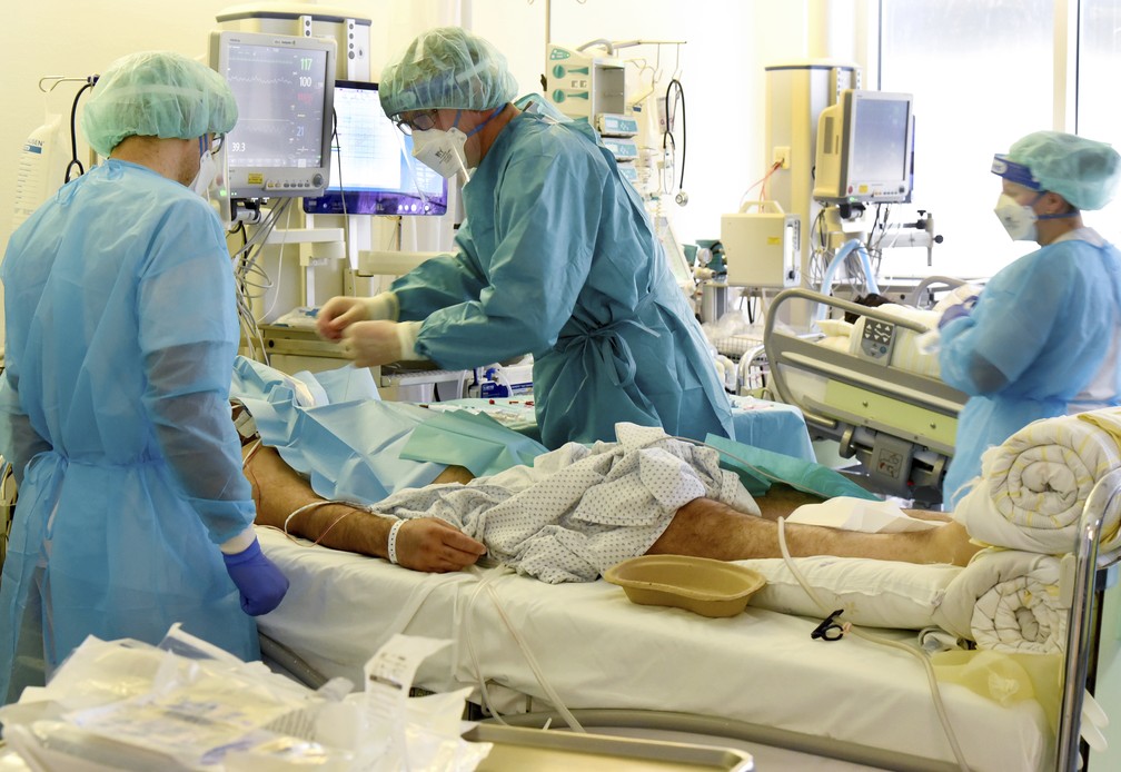Médicos e enfermeiras cuidam de paciente com Covid 19 em UTI do Hospital Universitário de Leipzig, na Alemanha, em 8 de novembro de 2021 — Foto: Waltraud Grubitzsch/dpa via AP