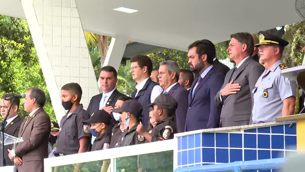 Presidente Jair Bolsonaro, governador Claudio Castro e o senador Flávio Bolsonaro participam de solenidade no Rio nesta sexta (18) — Foto: Reprodução / TV Globo