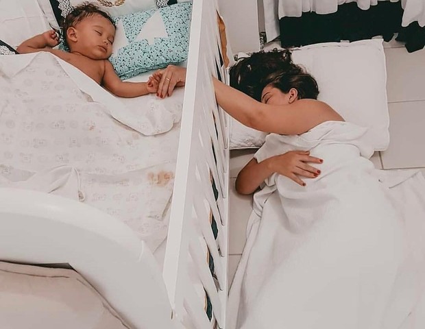 Rayanne com o filho Lucas Gabriel, que passou a dormir no berço aos 11 meses (Foto: Reprodução Instagram)
