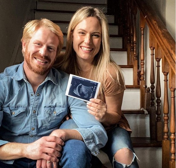 A influenciadora Emily Mitchell com o marido na foto com a qual eles anunciaram que estavam esperando pelo quinto filho (Foto: Instagram)