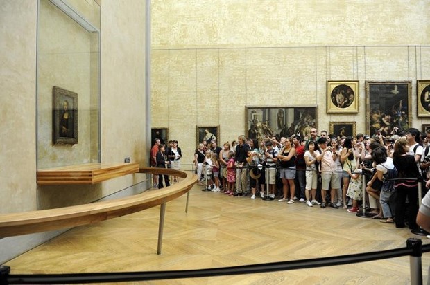  Turistas atrás de cordão de isolameto para observar quadro "Mona Lisa" no Museu do Louvre, em em Paris, em foto de 2009  (Foto: Reuters/Jacky Naegelen)