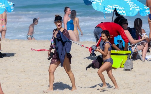 Guilhermina Guinle curte dia de praia com a filha no Rio de Janeiro