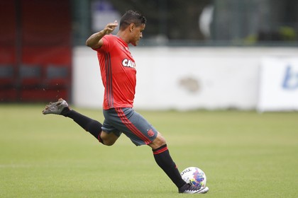 Em treinamento tático, Everton substitui Alan Patrick na equipe titular