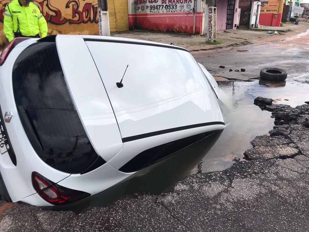 Carro afundado em buraco na Zona Norte de Natal — Foto: Geraldo Jerônimo/Inter TV Cabugi