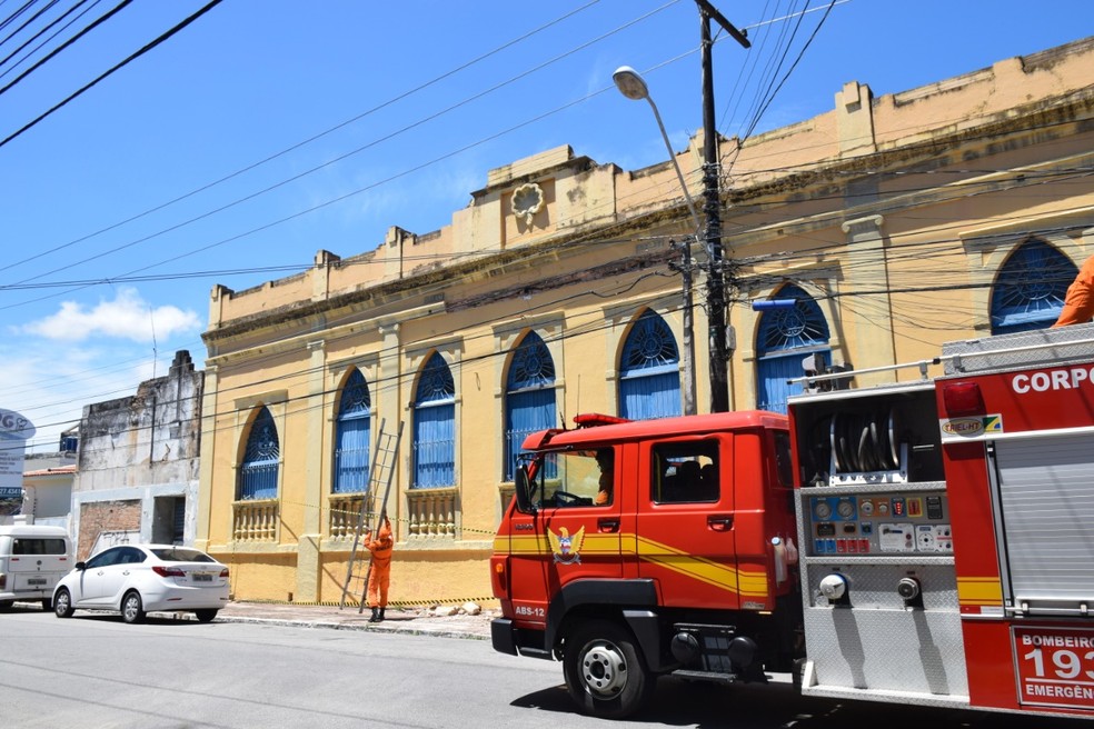 Bombeiros foram acionados e isolaram a área, na Rua Barão de Jaraguá, em Maceió — Foto: Divulgação/Corpo de Bombeiros