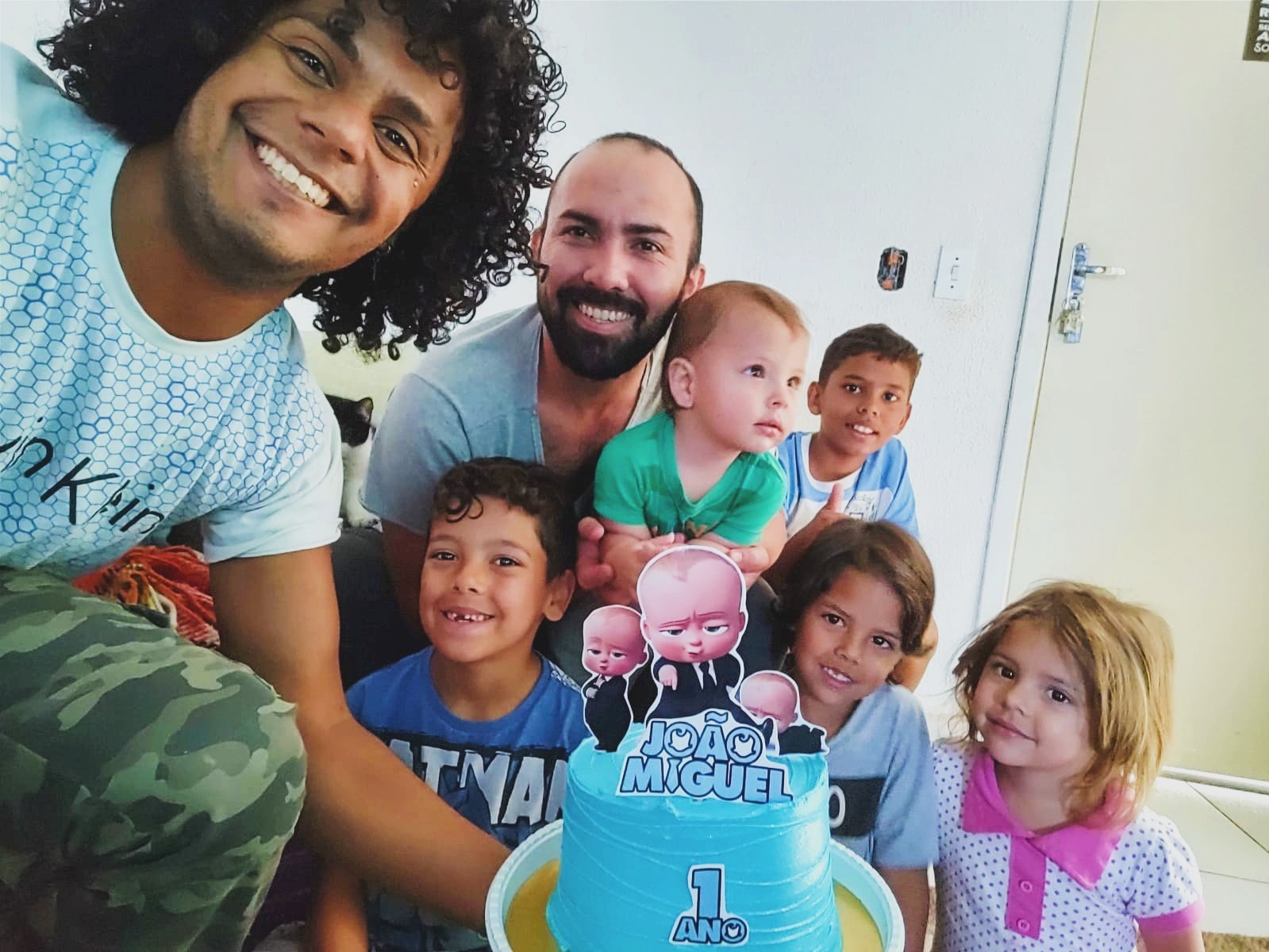Casal gay de Rio Claro adota cinco irmãos para não separar família: 'amor é um ato de coragem'