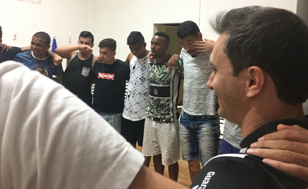 Jogadores do Comercial durante atividade motivacional  â€” Foto: DivulgaÃ§Ã£o/Arquivo pessoal