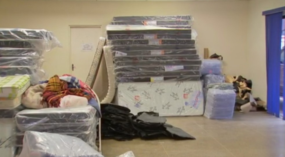 Sala foi separada para concentrar o material que serÃ¡ doado Ã s familias desabrigadas em Nova Campina (Foto: ReproduÃ§Ã£o/TV TEM)