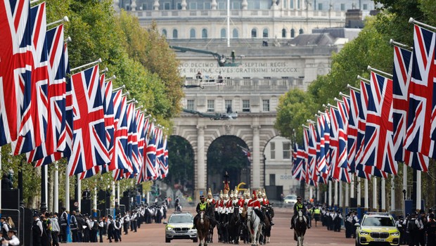 O caixão da rainha Elizabeth durante a transferência do Palácio de Buckingham para o palácio de Westminster (Foto: Getty Images)