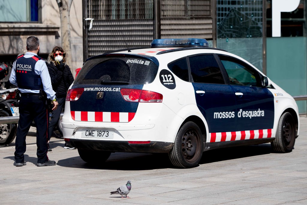 A polícia de Barcelona tem feito fiscalização pesada em todos os locais diante da pandemia de coronavírus (Foto: Getty Images)