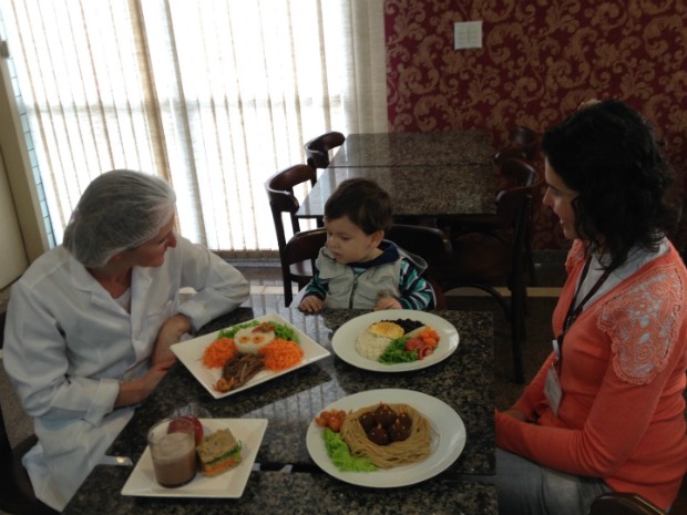 Nutricionista apresenta as diferentes opções de refeições para Lucas e a mãe (Foto: Thais Kaniak / G1PR)