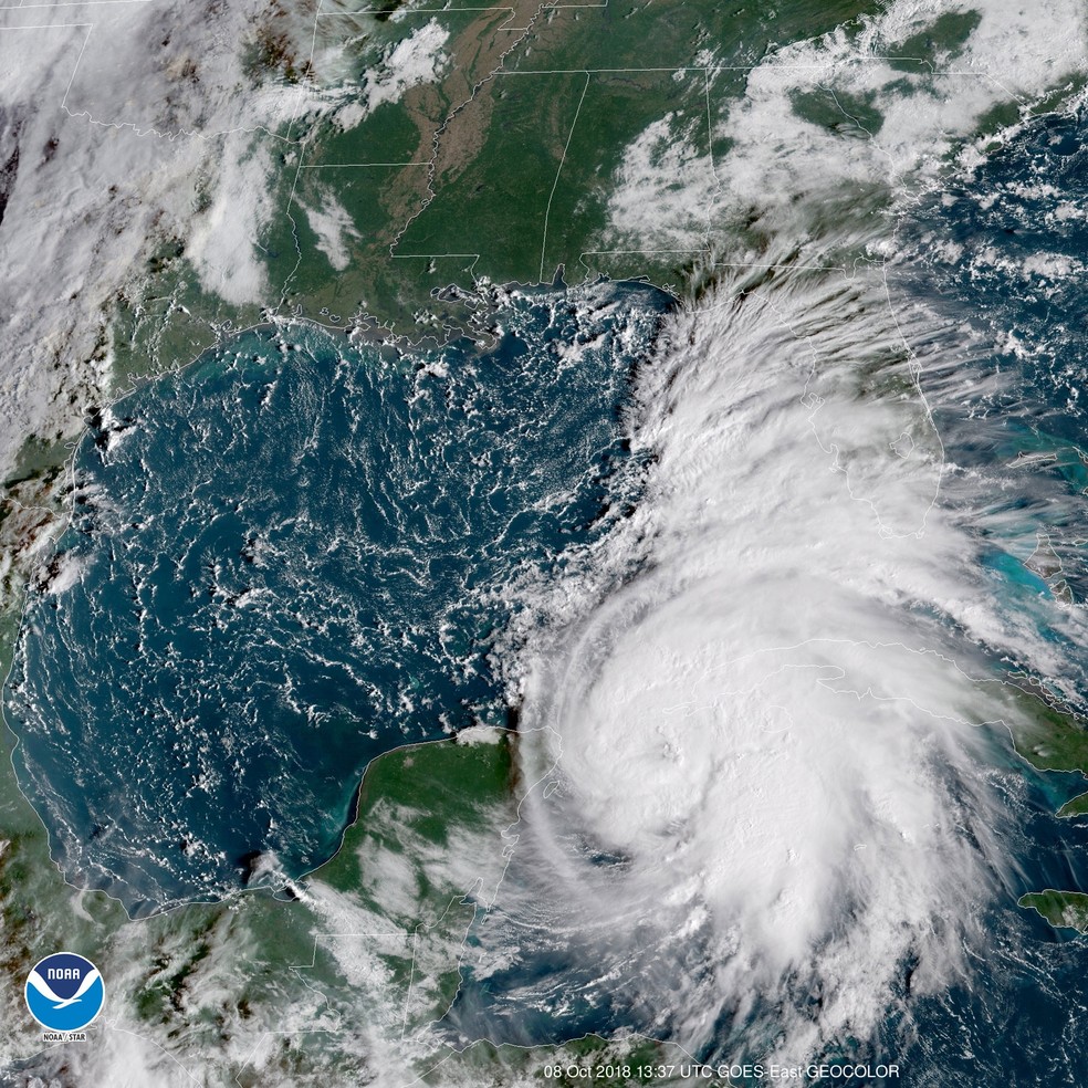 Imagem de satélite mostra Michael, no Golfo do México, quando ainda era uma tempestade tropical â€” Foto: Courtesy NOAA GOES-East/ Reuters 