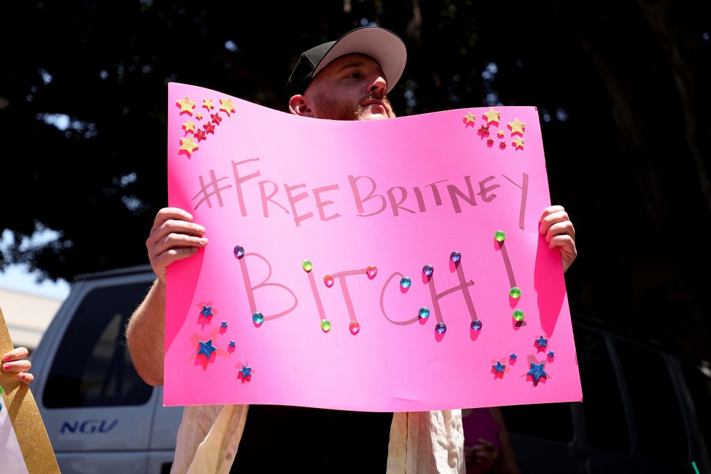 Houve protesto em apoio à Britney Spears no dia em que ela deu o depoimento perante a juíza sobre a sua curatela  (Foto: Getty Images)