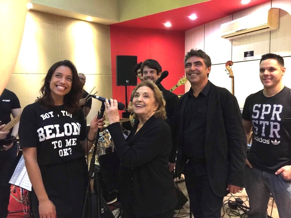 Eva Wilma ensaia com Johnnie Beat, Heloá Holanda, William Paiva e músicos do show “Crise, que crise?” (Foto: Divulgação)