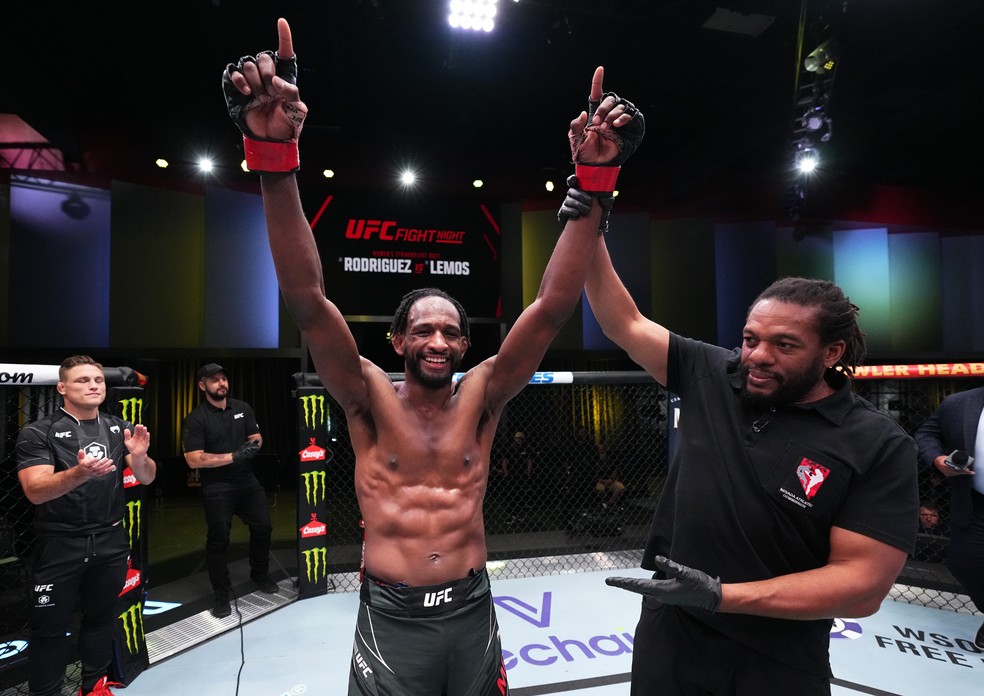 Neil Magny venceu Daniel Rodriguez por finalização aos 3min33s do R3 — Foto: Getty Images