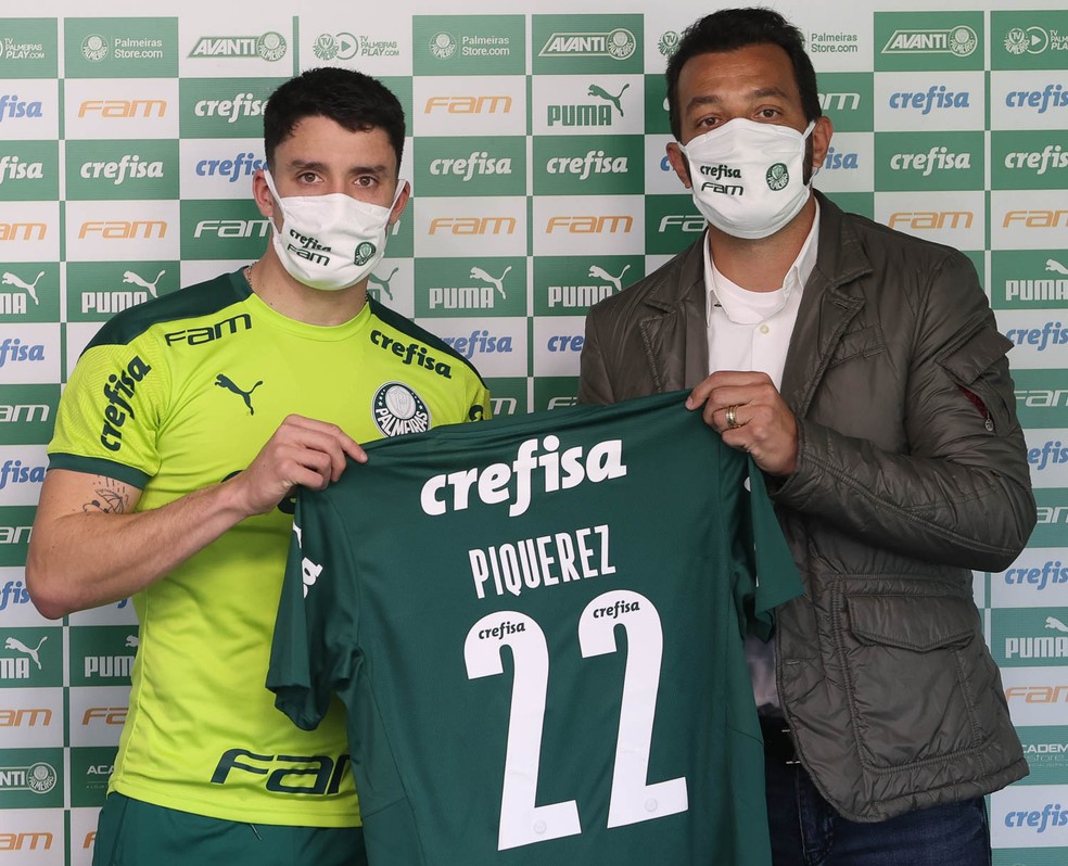 Palmeiras apresenta o lateral Piquerez — Foto: Agência Palmeiras
