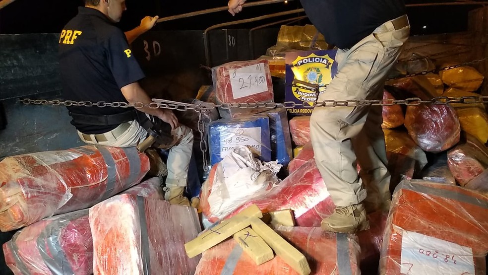 Fardos de maconha na carreta — Foto: Adílson Domingos