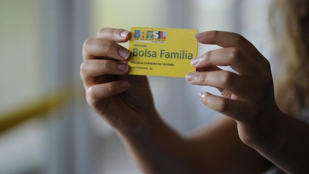 Beneficiária do Bolsa Família segura seu cartão (Foto: Jefferson Rudy/Agência Senado)