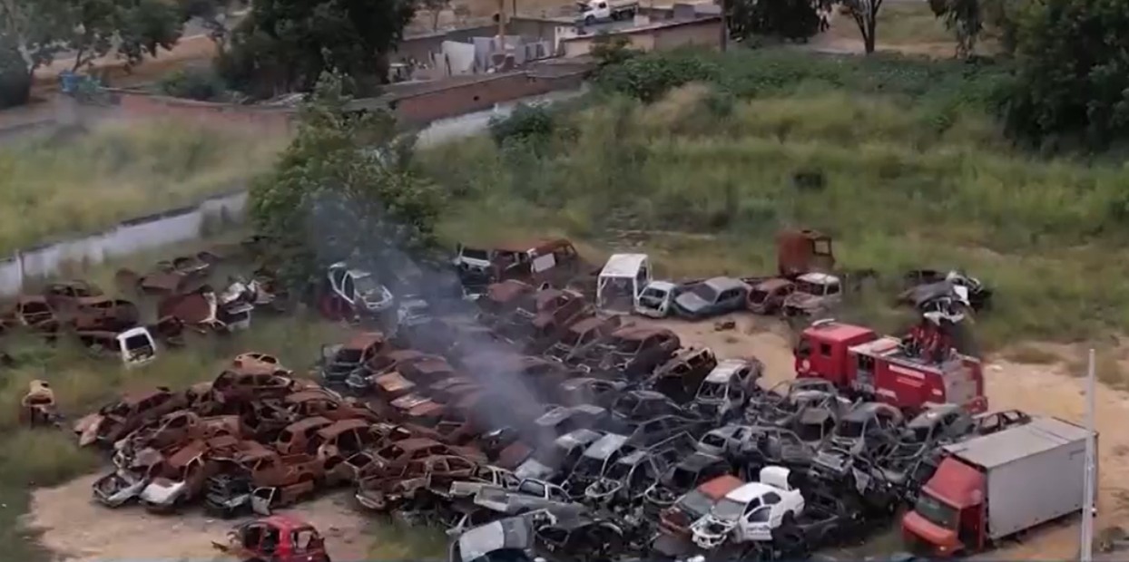 Suspeito de atear fogo em veículos estacionados no pátio de delegacia em cidade da Bahia é preso