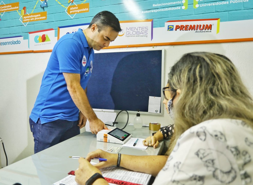 Capitão Wagner, candidato a governador do Ceará, votou na manhã deste domingo (2) em um colégio particular de Fortaleza. — Foto: Rogério Lima/ SVM