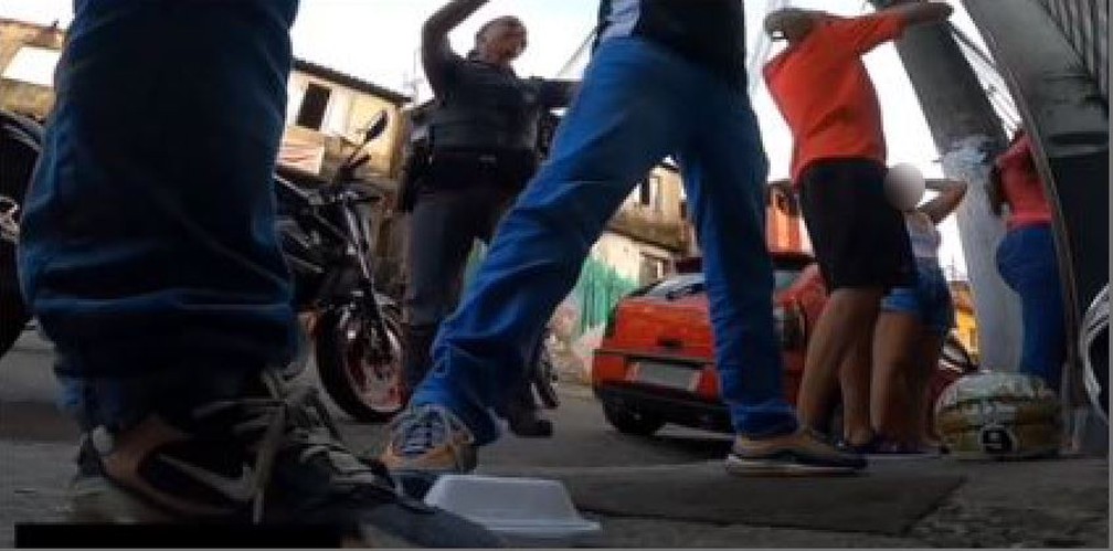 vídeo mostra PM sorrindo ao golpear partes íntimas de jovens durante abordagem na Zona Norte de São Paulo — Foto: Reprodução/Redes sociais