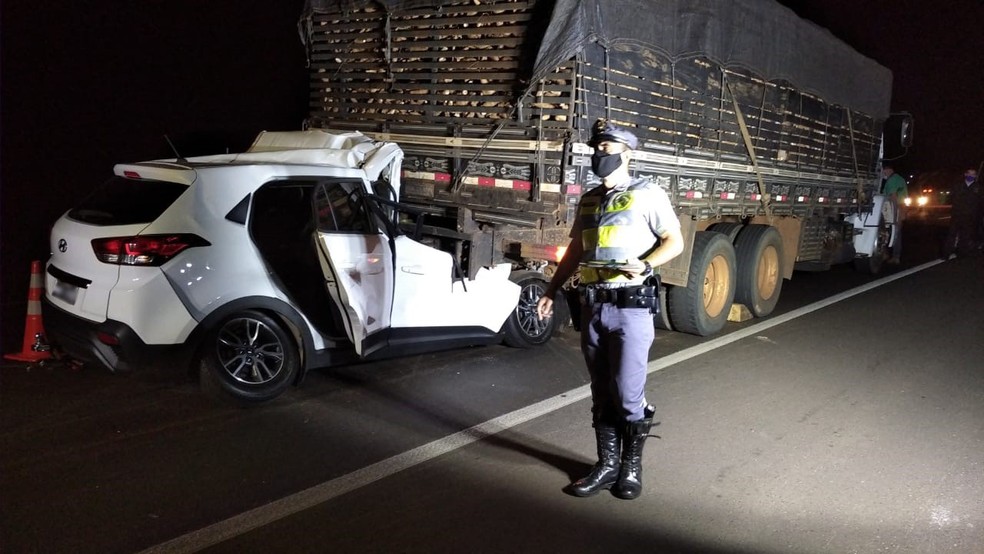 Batida entre carro e caminhão deixou uma vítima fatal na SP-425, em Indiana — Foto: Polícia Rodoviária