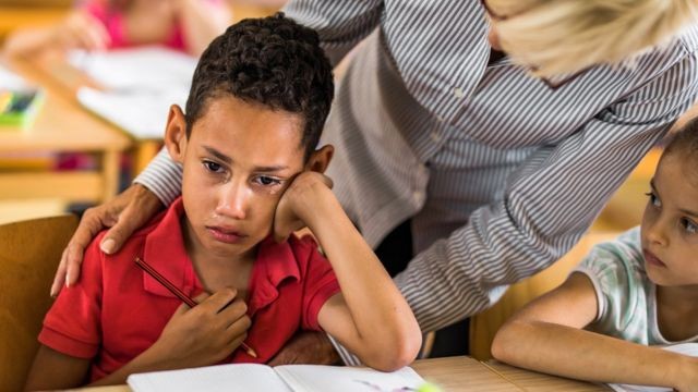 Crise de saúde mental nas escolas: 'Alunos estão deprimidos, ansiosos, em luto e faltam psicólogos'