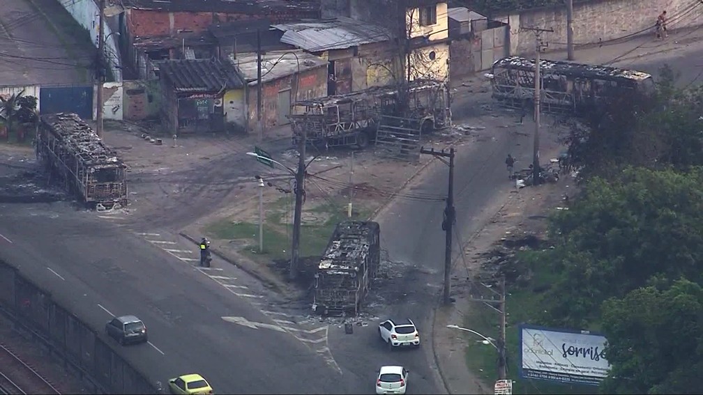 Carcaças de ônibus incendiados ainda estavam abandonadas às 6h desta sexta (4) na Avenida Pastor Martin Luther King Jr — Foto: Reprodução/TV Globo