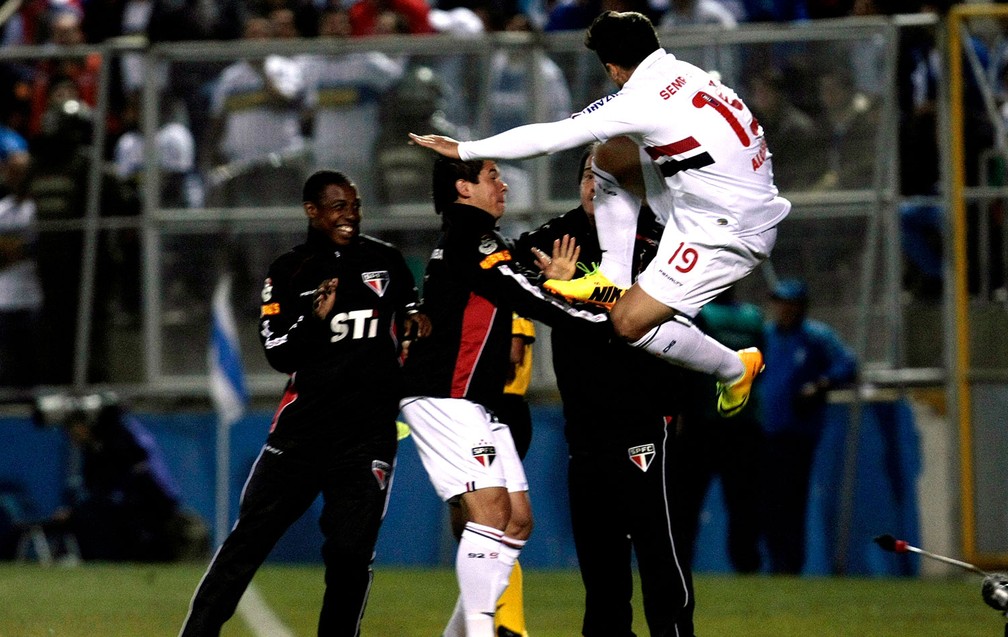 Aloísio comemora gol contra a Universidad Catolica com sua típica voadora — Foto: AP 