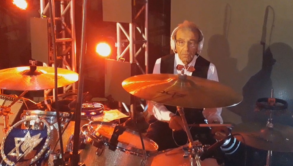 Saul Dreier toca bateria aos 94 anos — Foto: Lara Pinheiro/G1