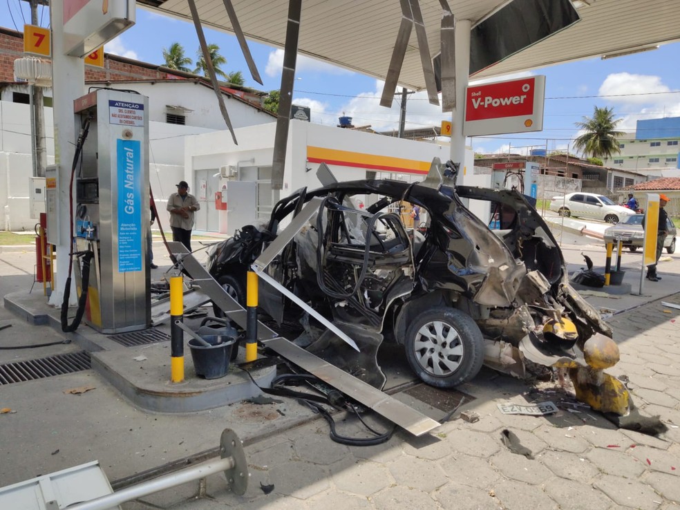 Carro ficou destruído após explosão de cilindro de gás, em Paulista — Foto: Oton Veiga/TV Globo
