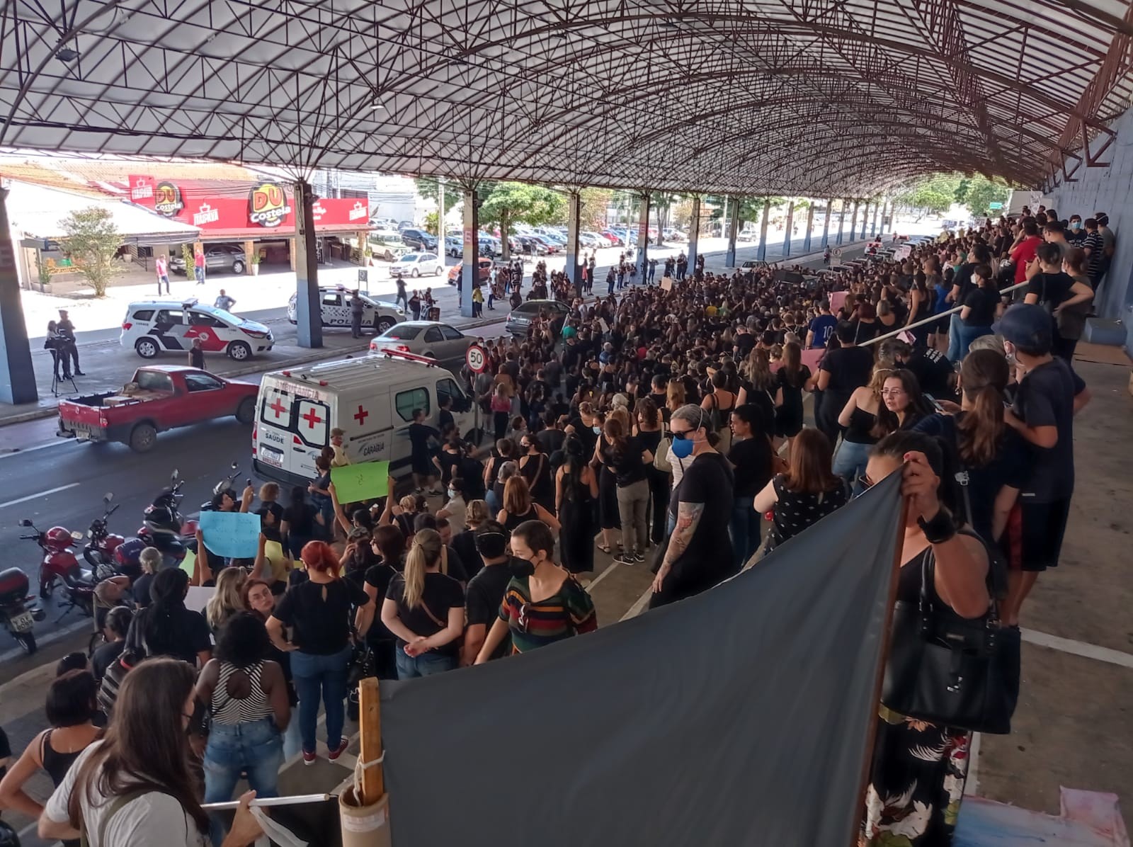Em 2° dia de protestos, professores eventuais de Taubaté fazem ato em frente da prefeitura