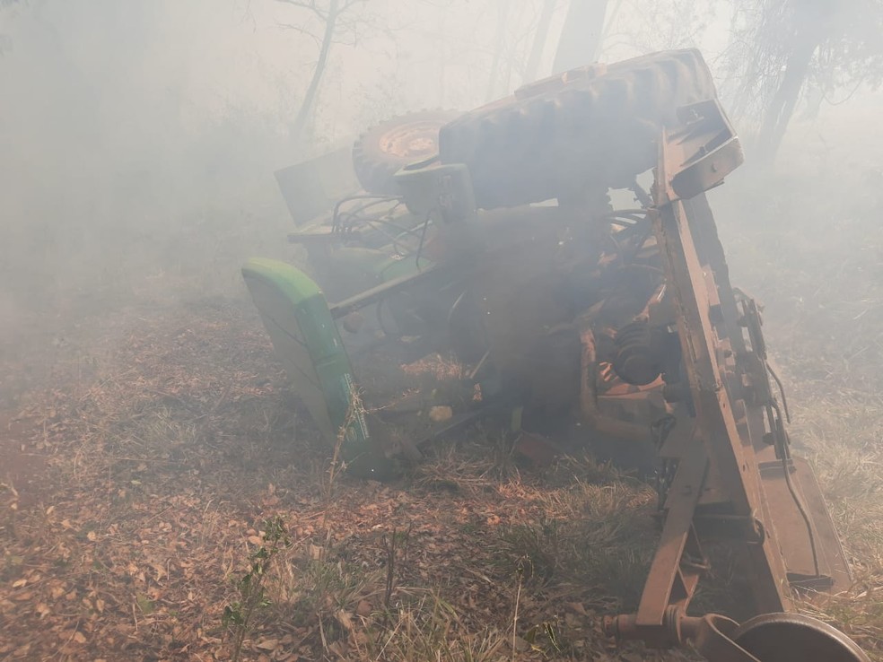 Fazendeiros relataram que perdaram equipamentos e tratores no incêndio em Torrinha  — Foto: Arquivo pessoal