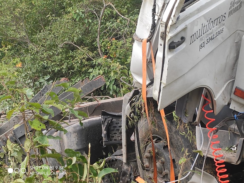 Caminhão com carga de gesso capota e deixa uma pessoa morta em Palmeira dos Índios, AL — Foto: Ascom CBMAL