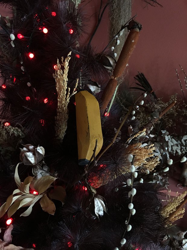 Um Natal diferente: como montar uma árvore usando bananas, abacaxis e plantas secas (Foto: Vivi Spaco e Michell Lott)