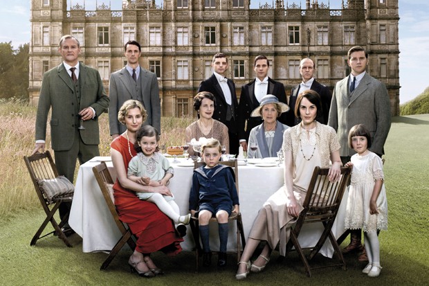 O elenco da temporada de Downton Abbey com Michelle Dockery, de branco (Foto: Divulgação)