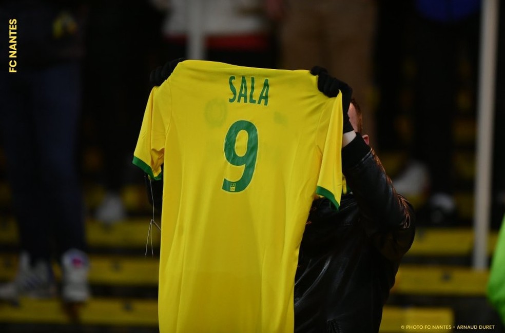 Camisa da Emiliano Sala exibida por torcedor do Nantes na partida contra o Toulouse — Foto: Reprodução de Twitter