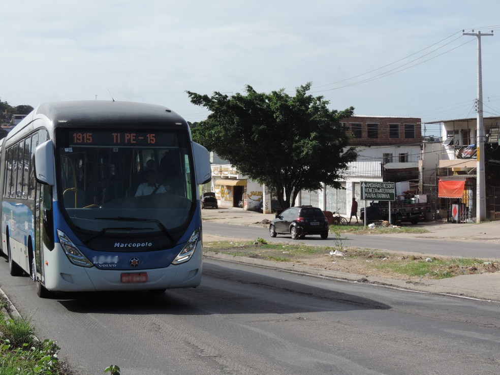 Ônibus BRT passando na rodovia PE-15, em Olinda (Foto: Marina Meireles/G1)