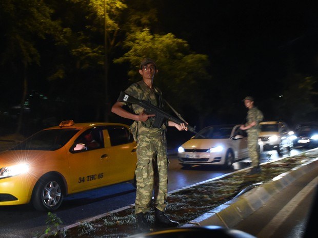 Um agente de segurança turco fica de guarda ao lado de uma rua em Istambul, na Turquia, durante o fechamento da Ponte do Bósforo. O primeiro-ministro da Turquia, Binali Yildirim, afirmou que o país sofreu uma tentativa de golpe militar (Foto: Bülent Kilic/AFP)
