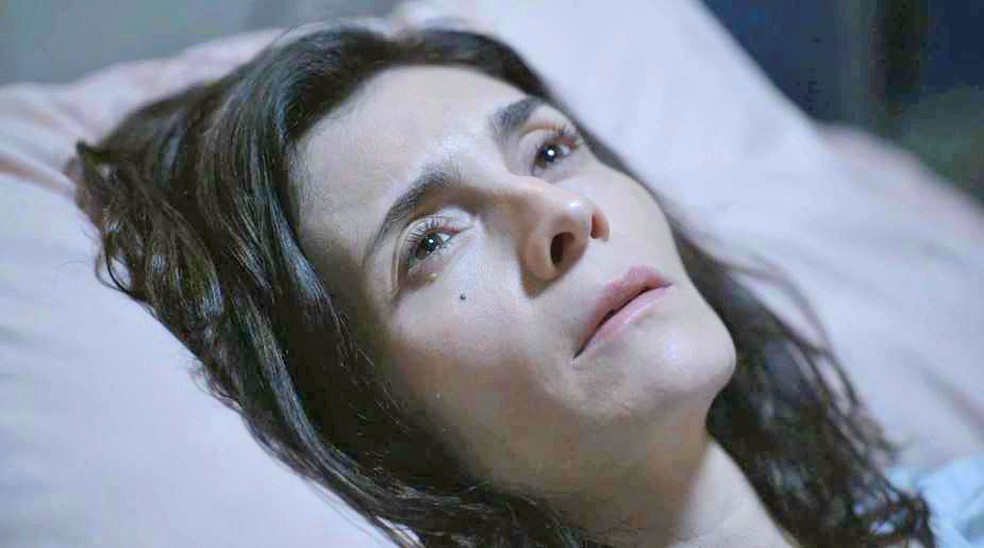 Amor de Mãe': Leila (Arieta Corrêa) acorda após anos em coma  — Foto: Globo