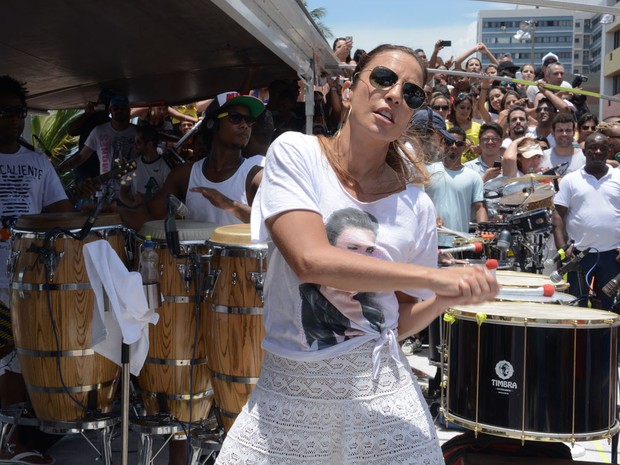 Cantora participa mais uma vez do arrastão, na Quarta de Cinzas (Foto: Jefferson Peixoto/Agência Haack)