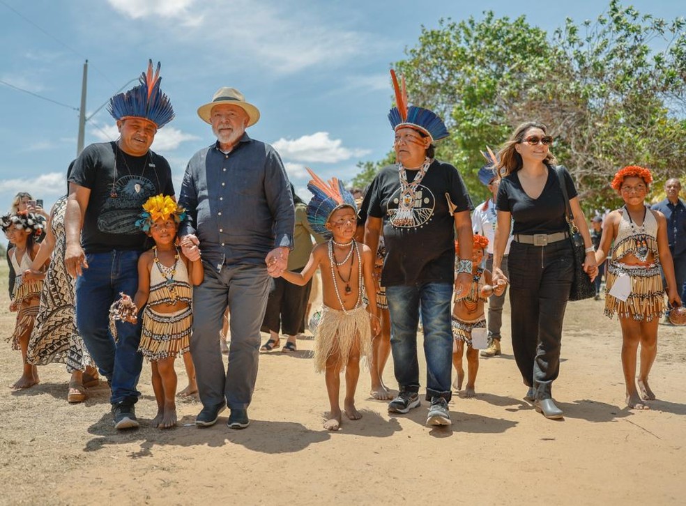Lula acompanhado de Janja e crianças indígenas na Raposa Serra do Sol — Foto: Ricardo Stuckert